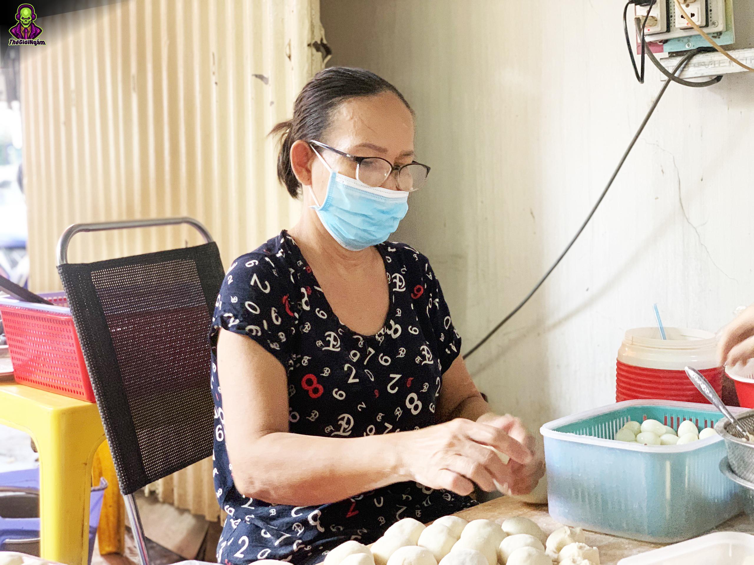 Khám Phá Bí Quyết Thành Công Của Quán Bánh Bao Chiên Trứng Muối Hơn 30 Năm Ở TP.HCM
